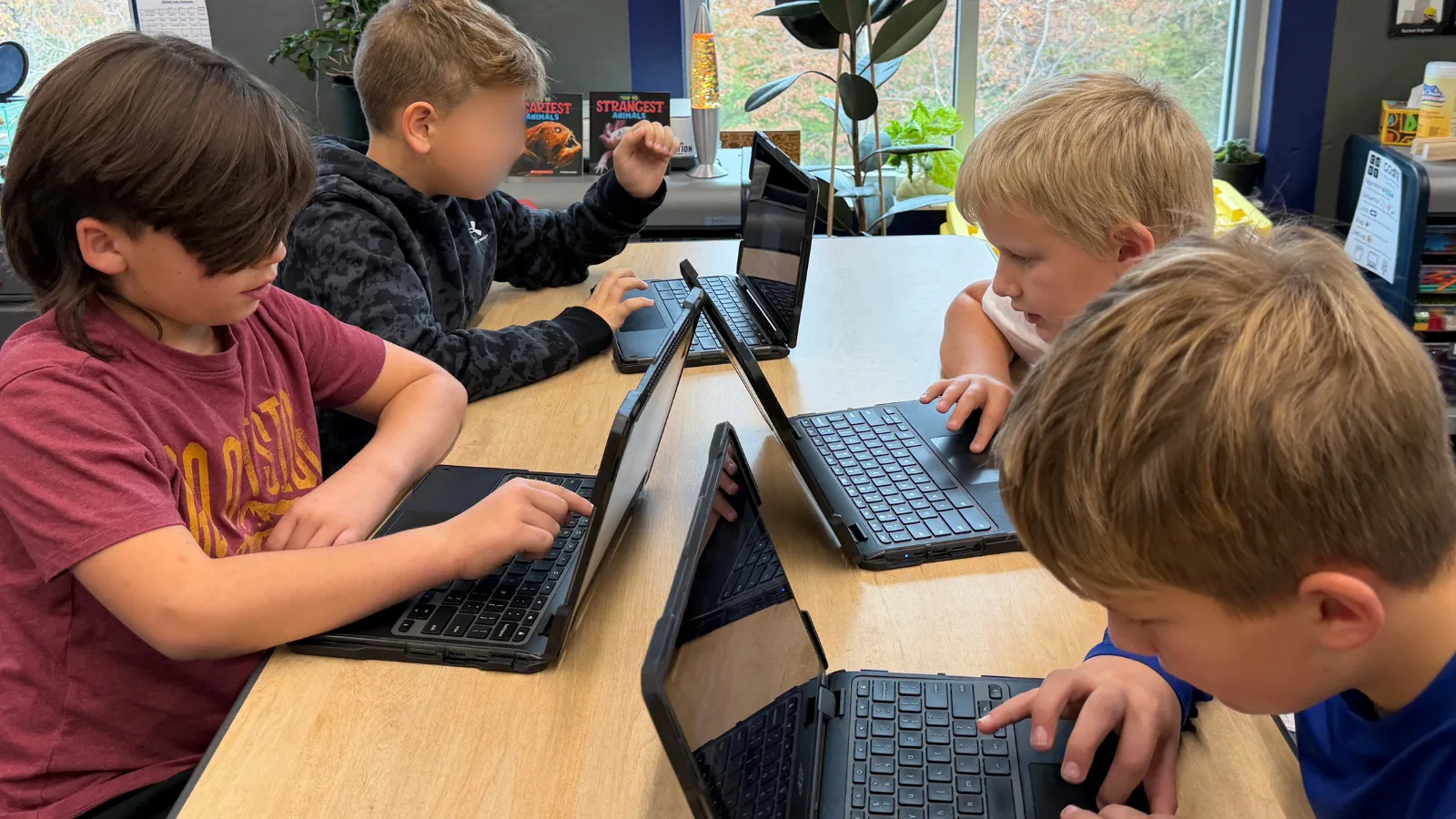 Elementary students building STEM projects in the Qweebi virtual makerspace on Chromebooks.